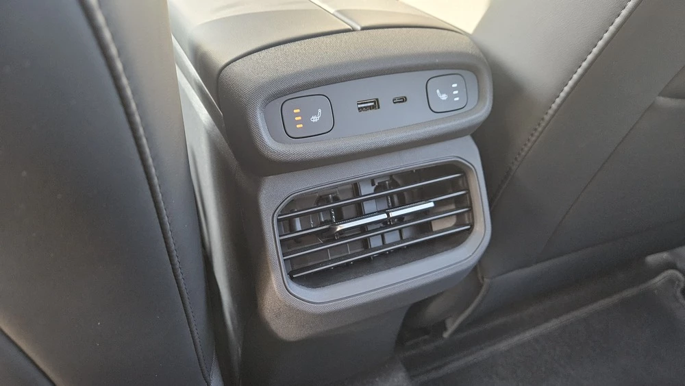 Omoda C5 новый салон интерьер второй ряд дефлекторы кнопки