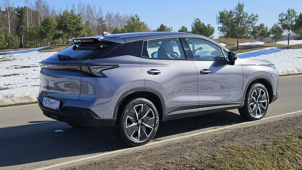 Omoda C5 новый сбоку сзади тест