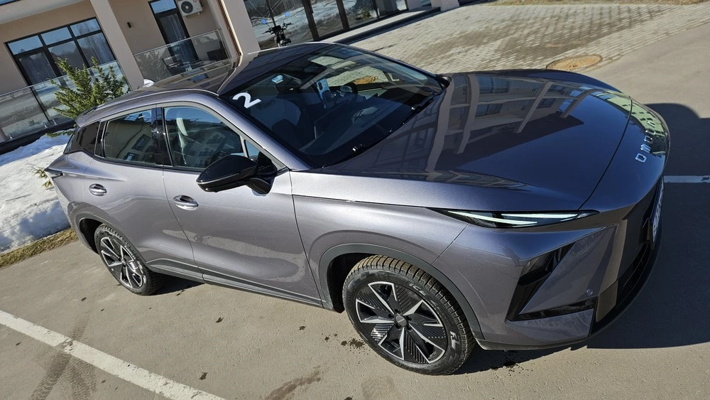 Omoda C5 новый сбоку спереди тест