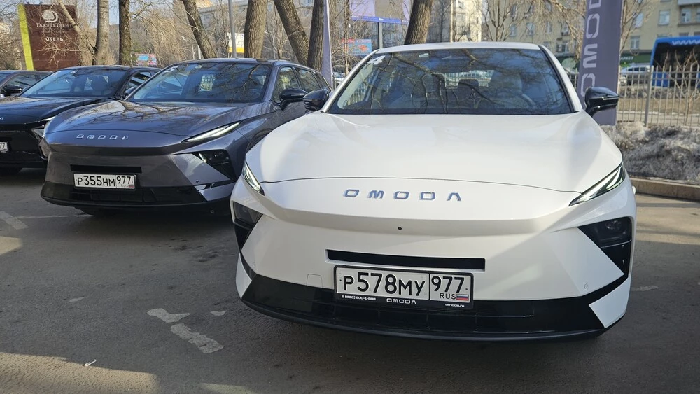 Omoda C5 новый спереди разные цвета несколько машин