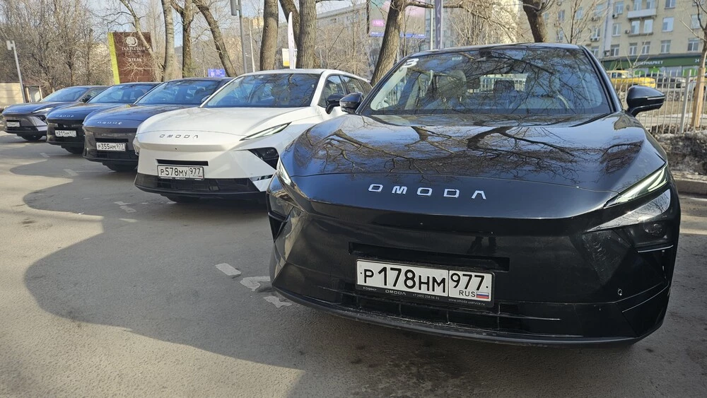 Omoda C5 новый спереди разные цвета несколько машин