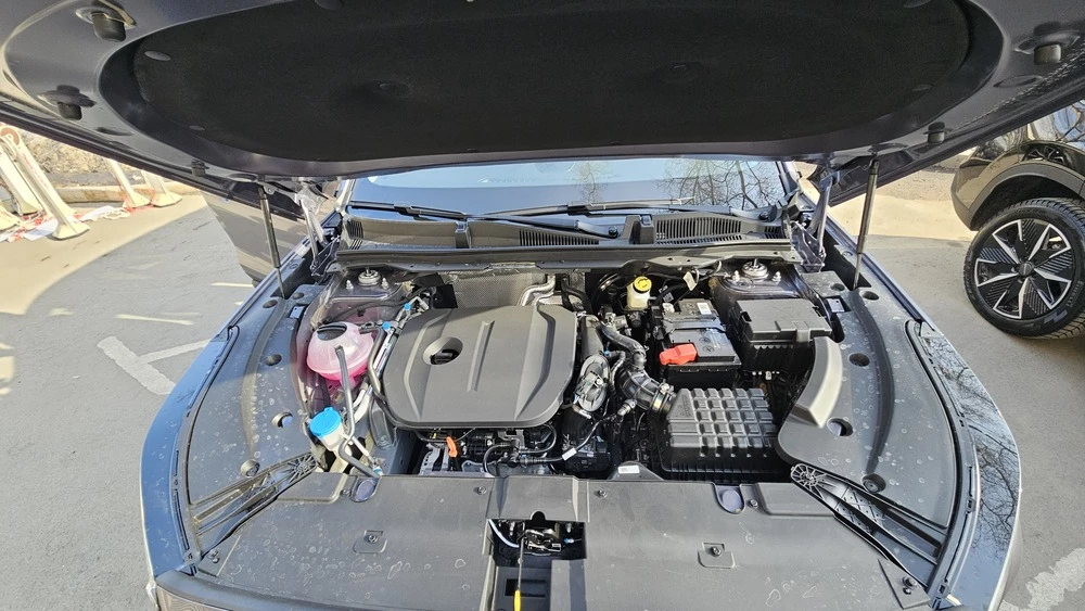 Omoda C5 новый мотор двигатель капот открыт