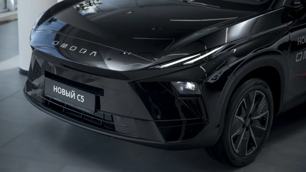 Omoda C5 новый обновленный передок решетка у дилера в автосалоне авилон