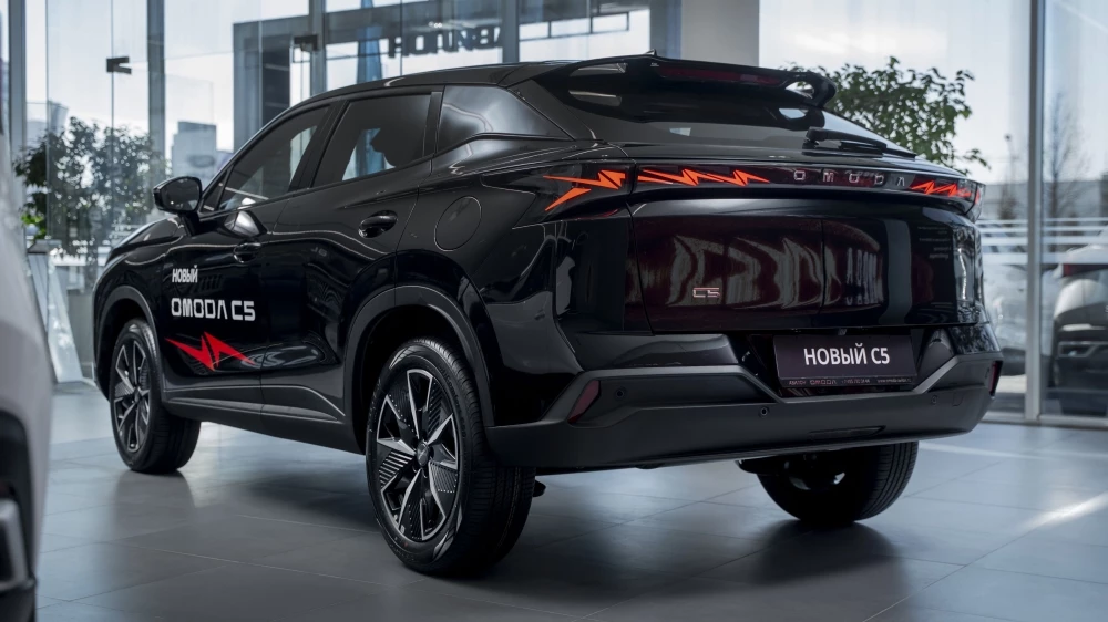 Omoda C5 новый обновленный сбоку сзади у дилера в автосалоне авилон