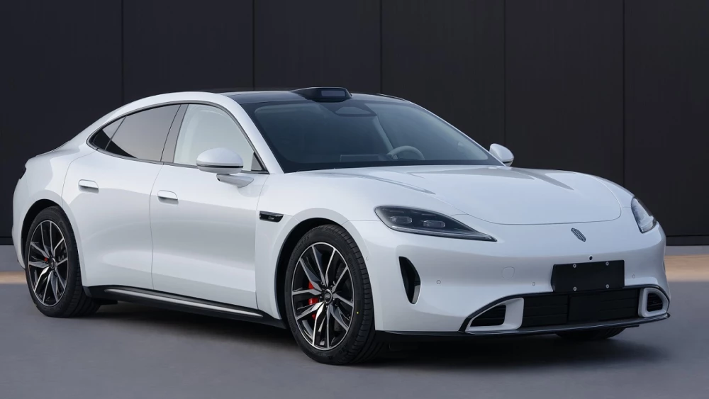 Партнер автозавода «Москвич» показал конкурента Porsche Taycan saic z7 сбоку спереди седан