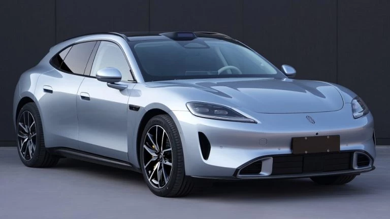 Партнер автозавода «Москвич» показал конкурента Porsche Taycan saic z7t сбоку спереди универсал