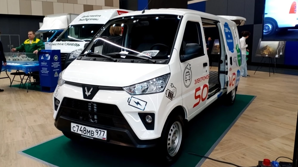 Электромобиль Sova 25 выставка петербург сбоку спереди