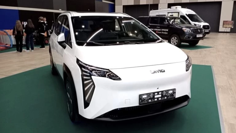 Электромобиль Umo 5 выставка петербург сбоку спереди