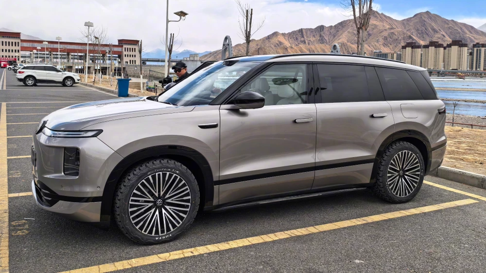 кроссовер volkswagen id. era 9x последовательный гибрид сбоку спереди