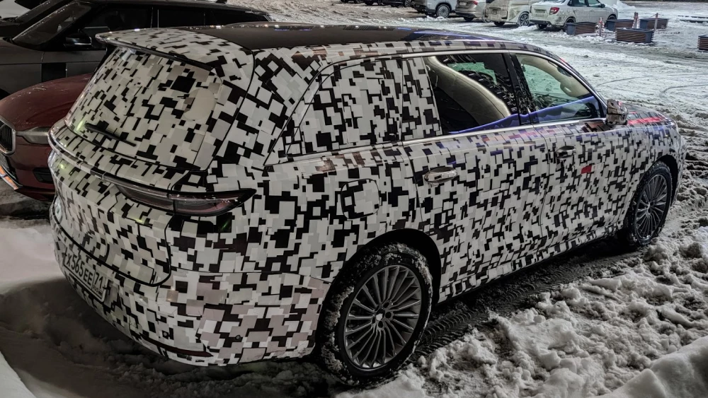 Гибридный кроссовер GWM Wey V9X с параллельной гибридной силовой установкой тестируют в России сбоку сзади камуфляж