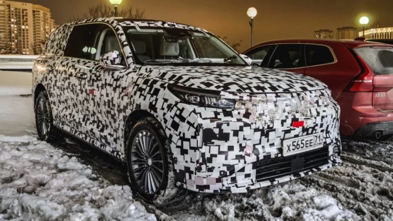 Гибридный кроссовер GWM Wey V9X с параллельной гибридной силовой установкой тестируют в России сбоку спереди камуфляж