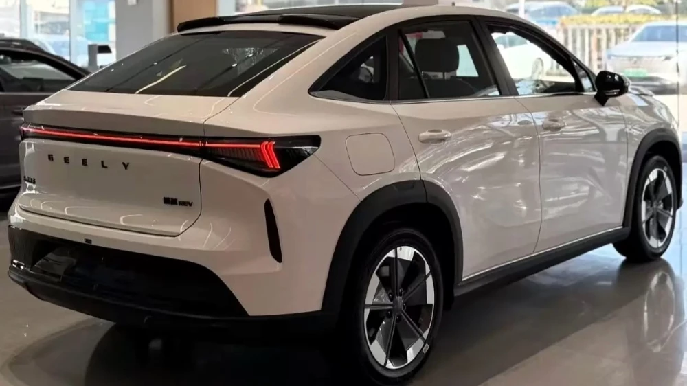 кроссовер geely atlas rev в Китае сбоку сзади