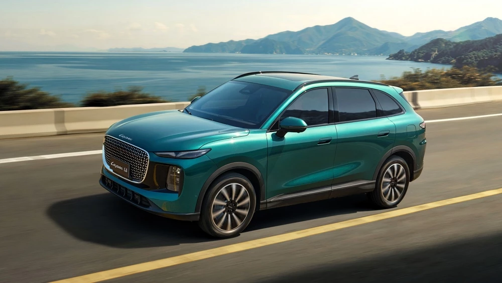 седан geely galaxy starshine 7 в Китае сбоку спереди