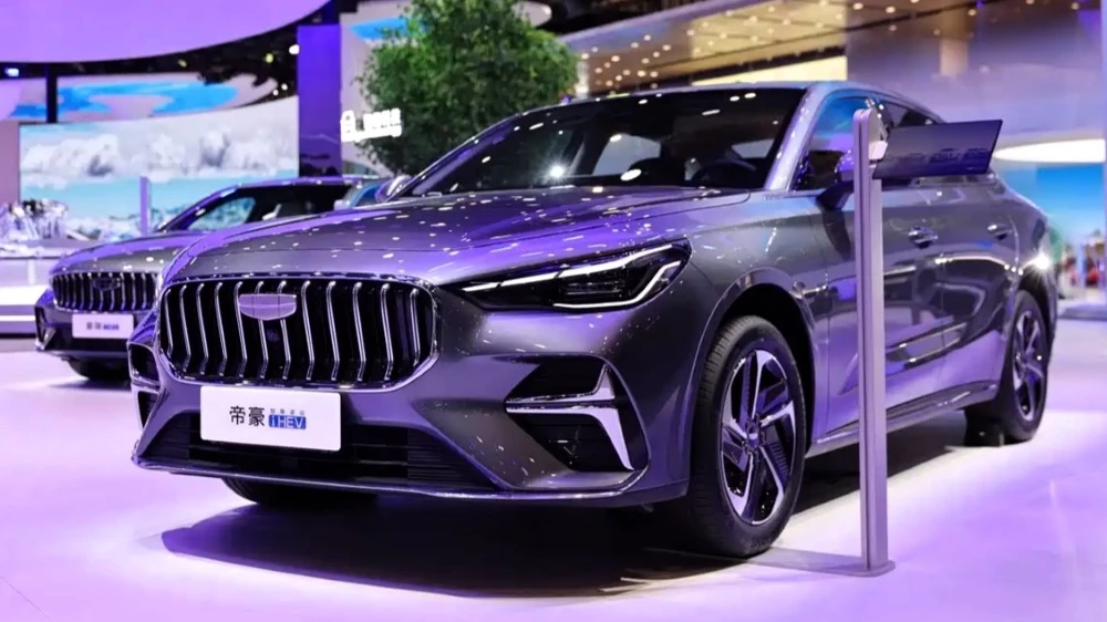 седан geely emgrand i-hev в Пекине спереди сбоку гибрид