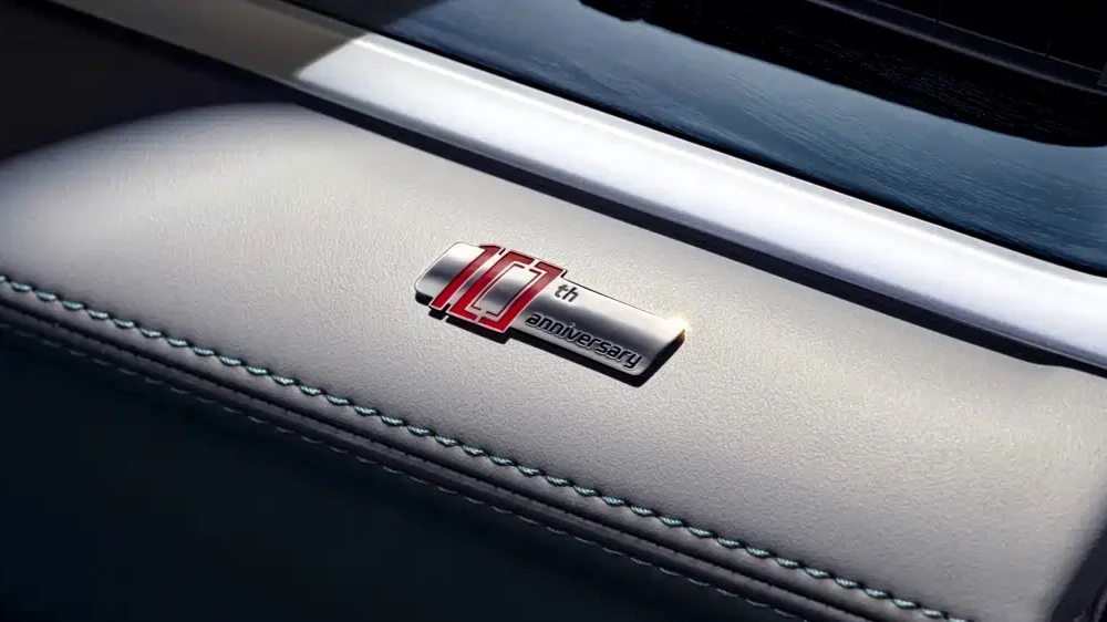 кроссовер geely cityray 10th anniversary логотип интерьер