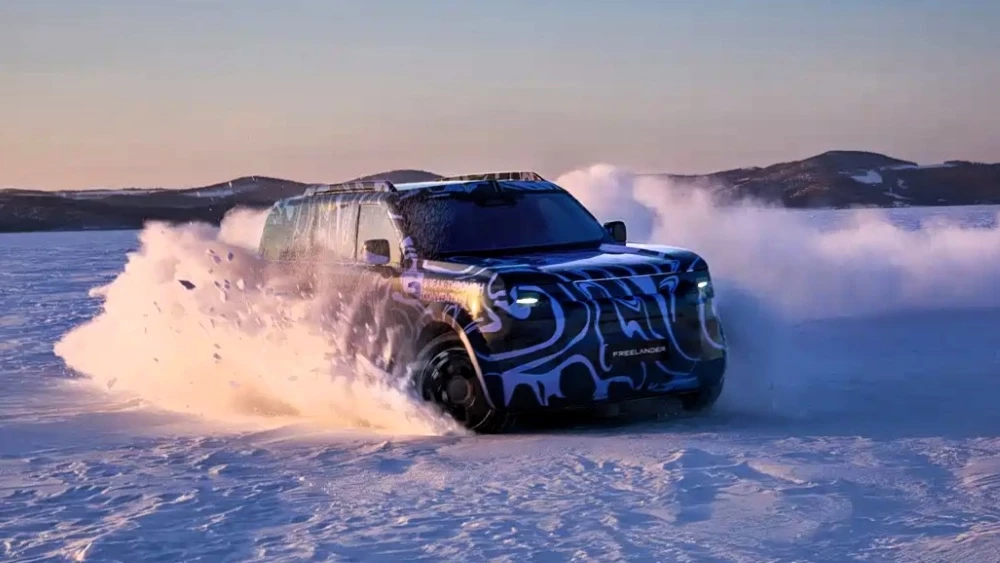 freelander кроссовер concept спереди сбоку в динамике