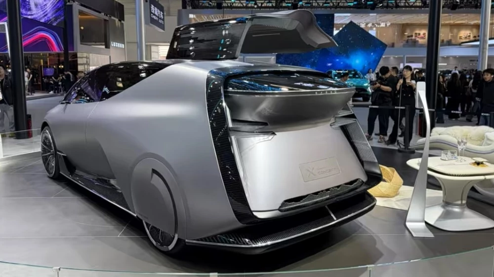 минивэн exeed x-concept в Пекине сзади сбоку