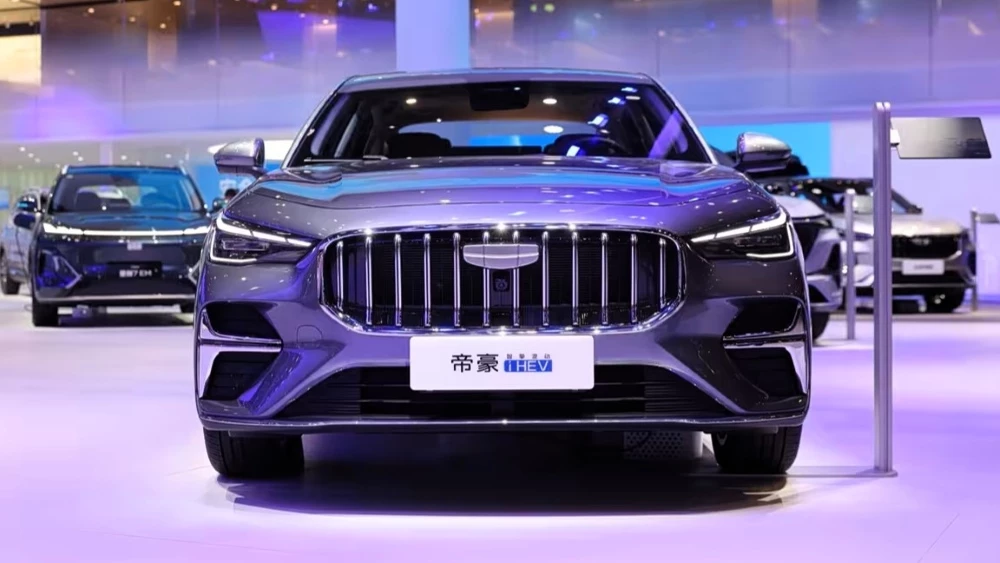 седан geely emgrand i-hev в Пекине спереди гибрид