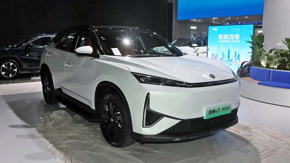 dongfeng aeolus l7 спереди сбоку электрический кроссовер