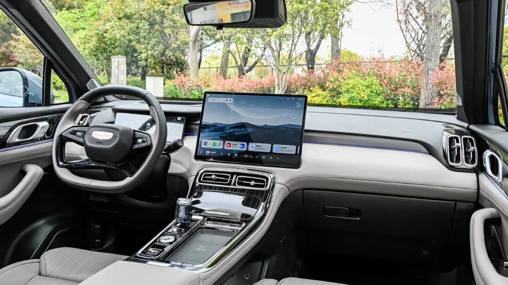 кроссовер geely atlas IV салон интерьер