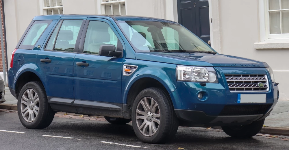 Land Rover Freelander второго поколения сбоку спереди