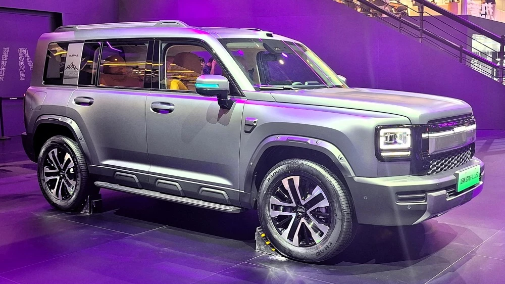 кроссовер haval v7 plus в пекине спереди сбоку raptor