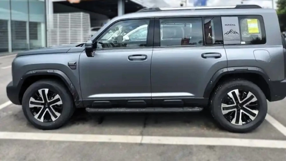 новый кроссовер haval raptor plus сбоку у дилера