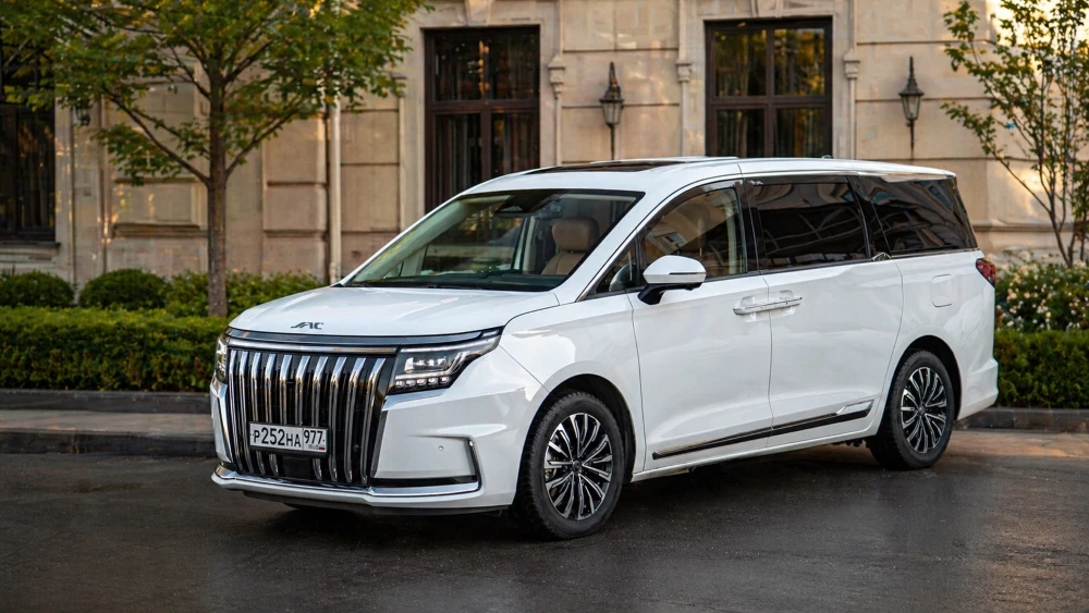 Минивэн JAC RF8 сбоку спереди