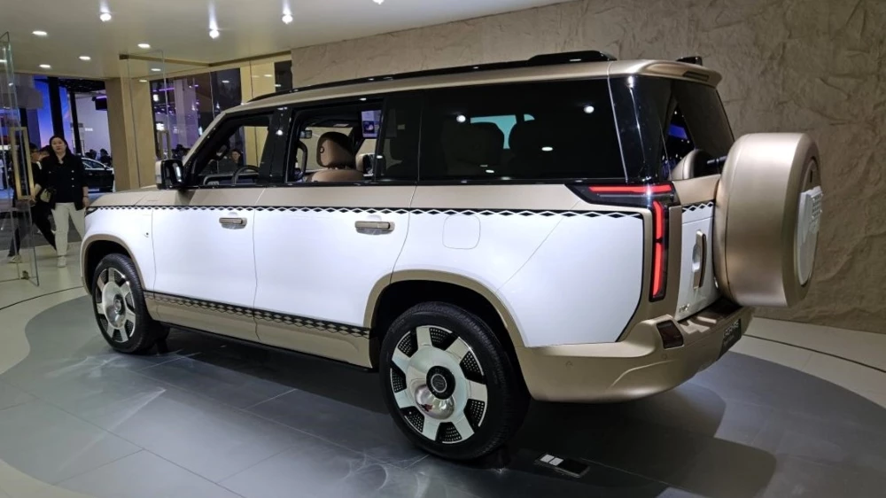 кроссовер rox adamas в пекине сбоку сзади 2026