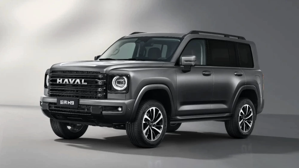 внедорожник haval h9 2026 модельного года сбоку спереди в Китае