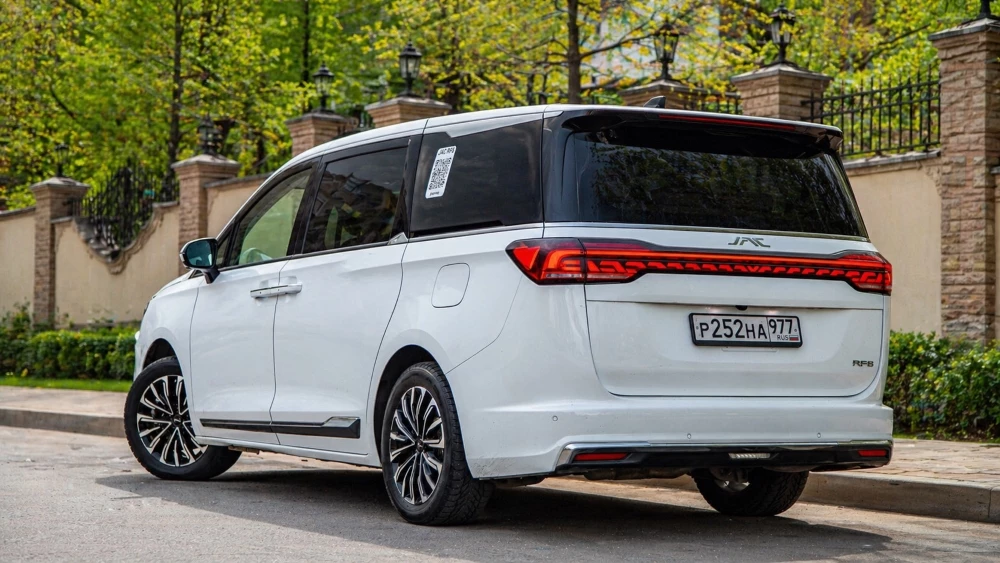 Минивэн JAC RF8 сбоку сзади