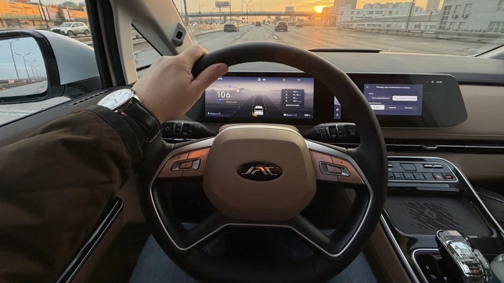 JAC RF8 салон интерьер водитель за рулем