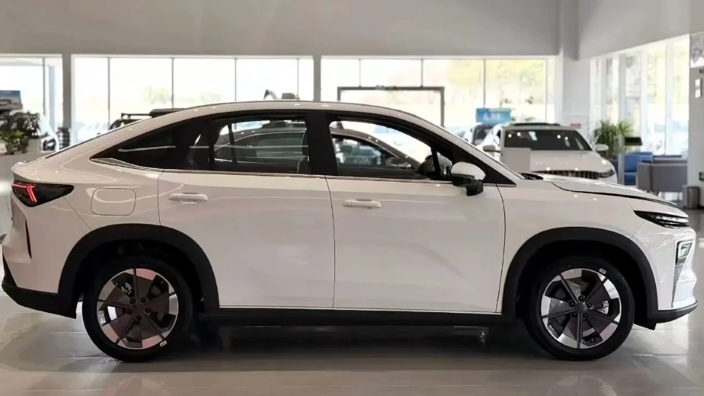 кроссовер geely atlas rev в Китае сбоку