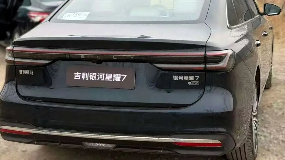 седан geely galaxy starshine 7 в Китае сзади