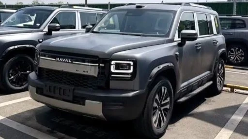 новый кроссовер haval raptor plus сбоку спереди у дилера
