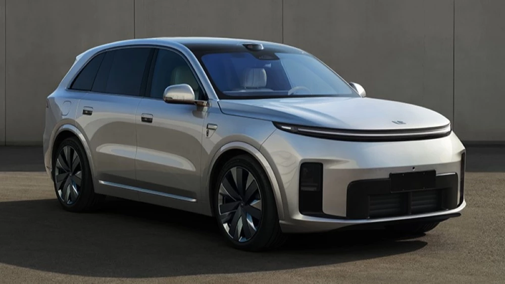 кроссовер li auto l8 livis сбоку спереди