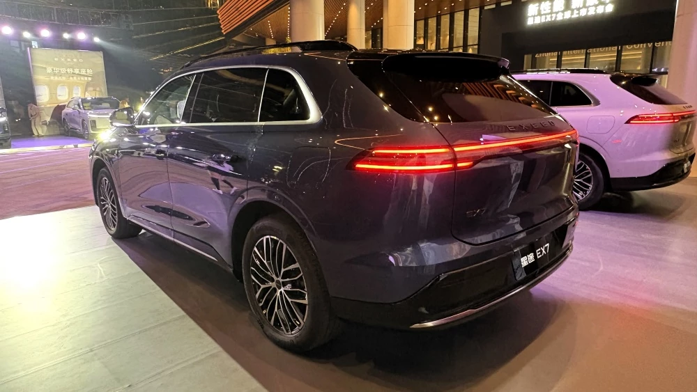 кроссовер exeed ex7 сбоку сзади 2026 старт продаж