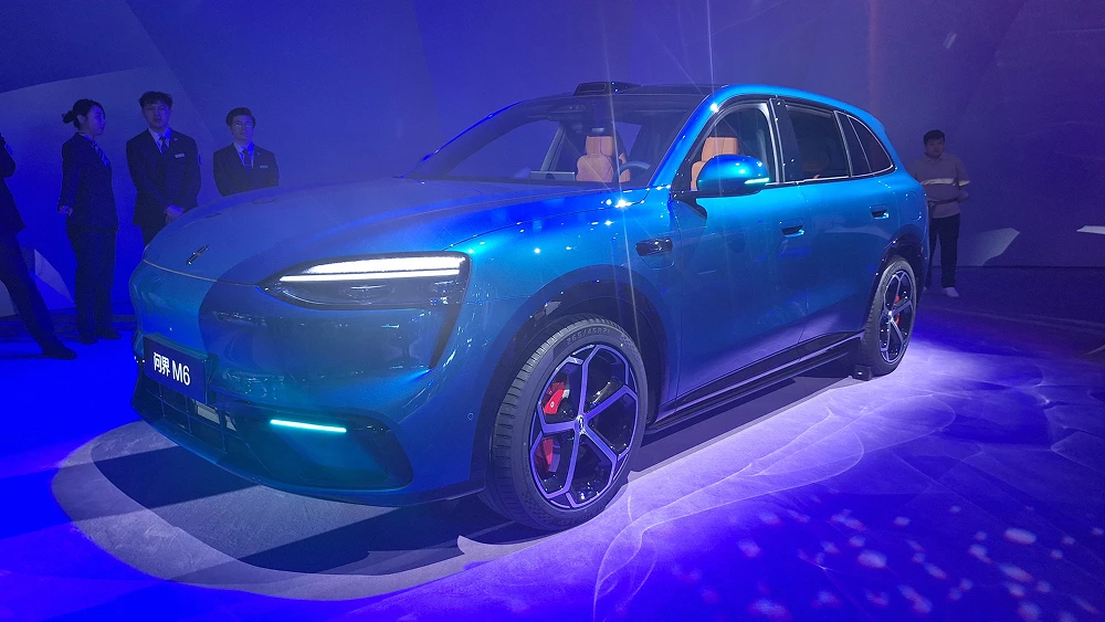 пекинский автосалон в пекине 2026 кроссовер aito m6 сбоку спереди синий