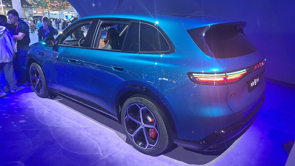 пекинский автосалон в пекине 2026 кроссовер aito m6 сбоку сзади синий