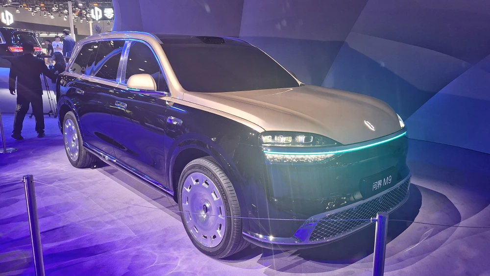 пекинский автосалон в пекине 2026 кроссовер aito m9 новый сбоку спереди