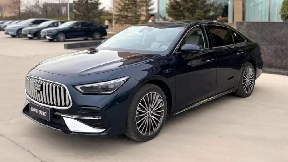 седан geely galaxy starshine 7 в Китае сбоку спереди