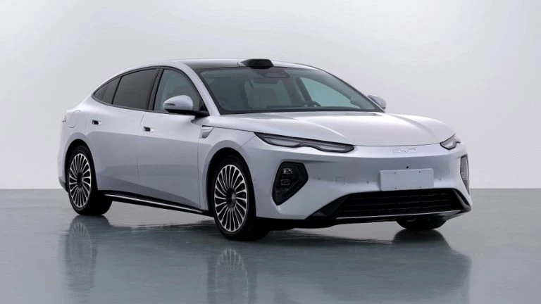 седан BYD Seal 08 EV сбоку спереди