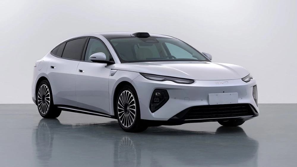 седан BYD Seal 08 EV сбоку спереди