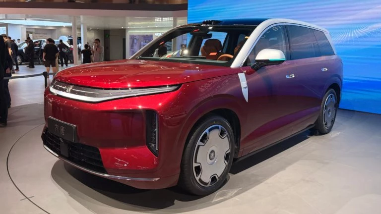 пекинский автосалон в пекине 2026 кроссовер byd datang great tang электрический сбоку спереди красный