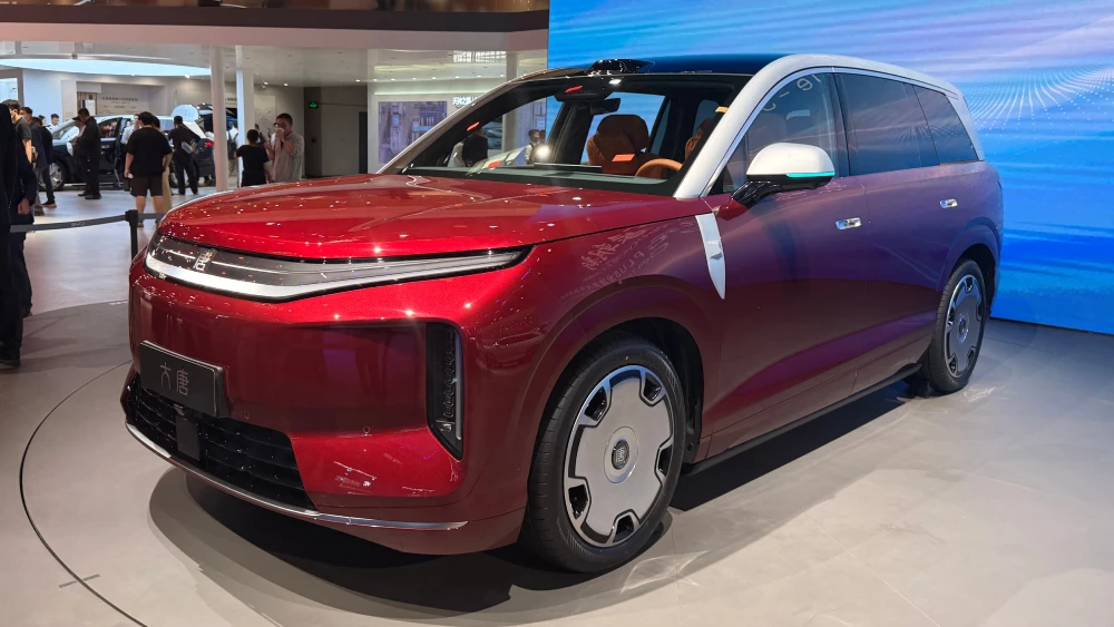 Цены BYD Datang назвали на Пекинском автосалоне. Характеристики и оснащение пекинский автосалон в пекине 2026 кроссовер byd datang great tang электрический сбоку спереди красный