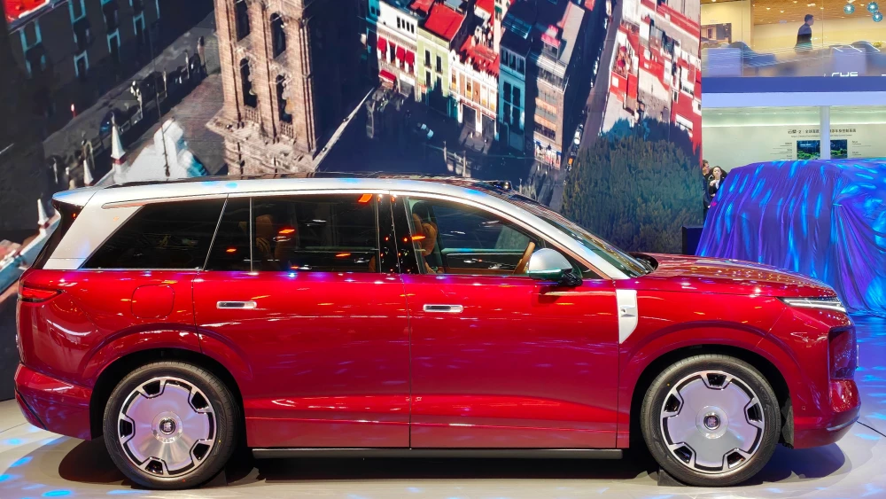 пекинский автосалон в пекине 2026 кроссовер byd datang great tang электрический сбоку спереди красный