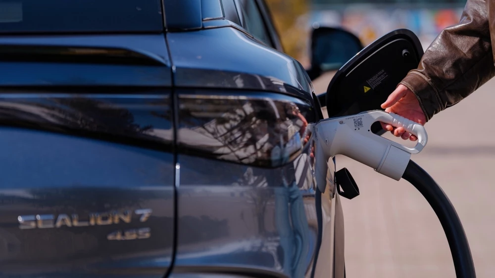 BYD Sealion 7 на электрозарядной станции MyCharge в Астане