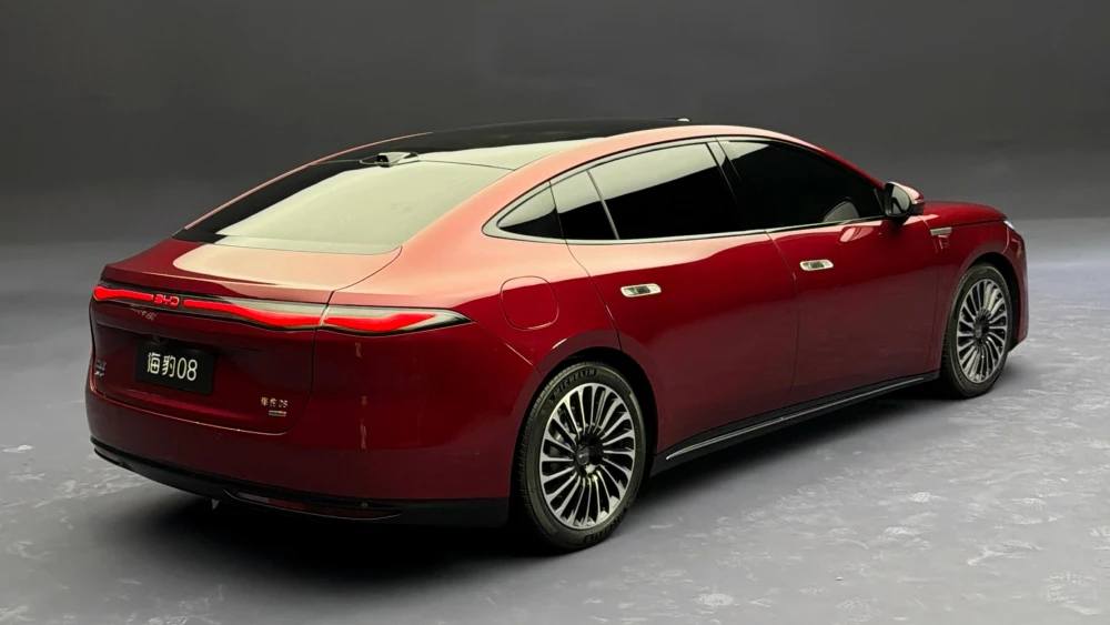 byd seal 08 электрический седан красный сбоку спереди