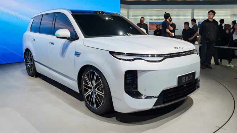 Электрический кроссовер BYD Sealion 08 показали в Пекине кроссовер сбоку спереди белый