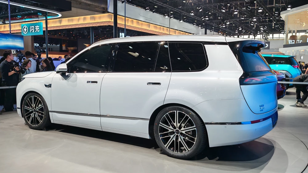 Электрический кроссовер BYD Sealion 08 показали в Пекине кроссовер сбоку сзади белый